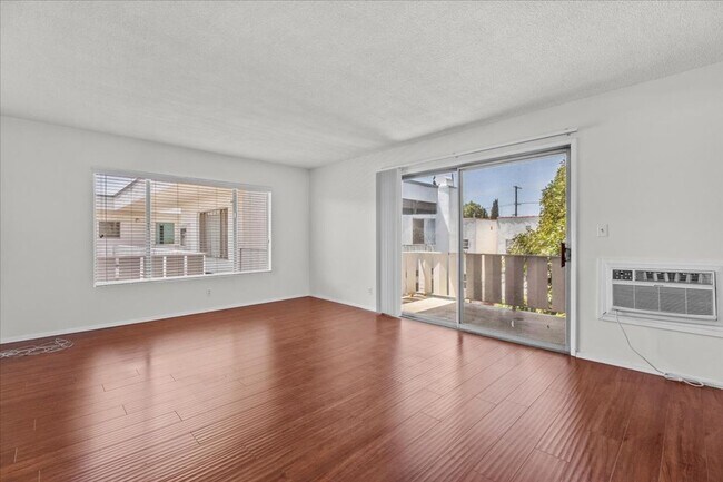 Foto del edificio - Light-Filled Top Floor Retreat in the Heart of Franklin Village