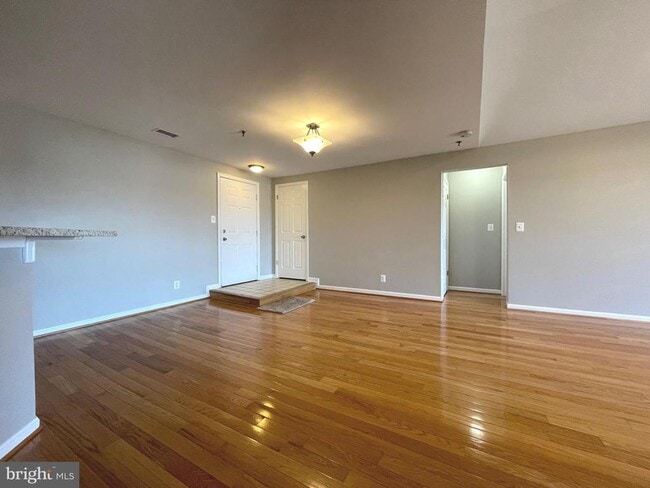 Building Photo - 1100 Quaker Hill Dr