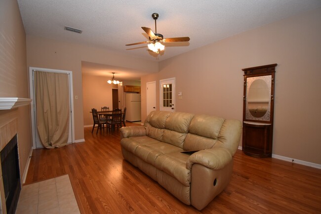 Building Photo - Centrally Located 2 Bedroom 2 Bath House