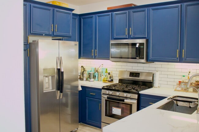 Kitchen - 1800 E Lakeshore Dr