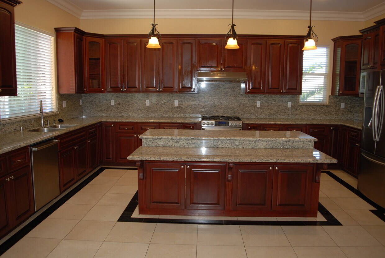 Primary Photo - 332 Lemarc St