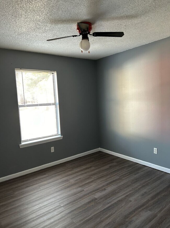 Foto del edificio - 3 bedroom, 2 bath home, with 2 car garage--For Rent. Near Camp Lejeune.