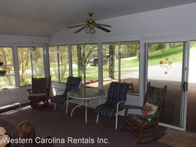Foto del edificio - 3 br, 2 bath House - 408 S. Painter Rd