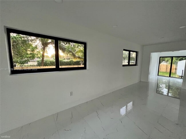 Building Photo - 3 br, 2 bath House - 1801 NE 177th St