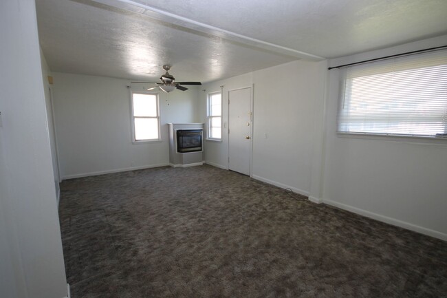 Building Photo - Sunnyside single family home with oversize...