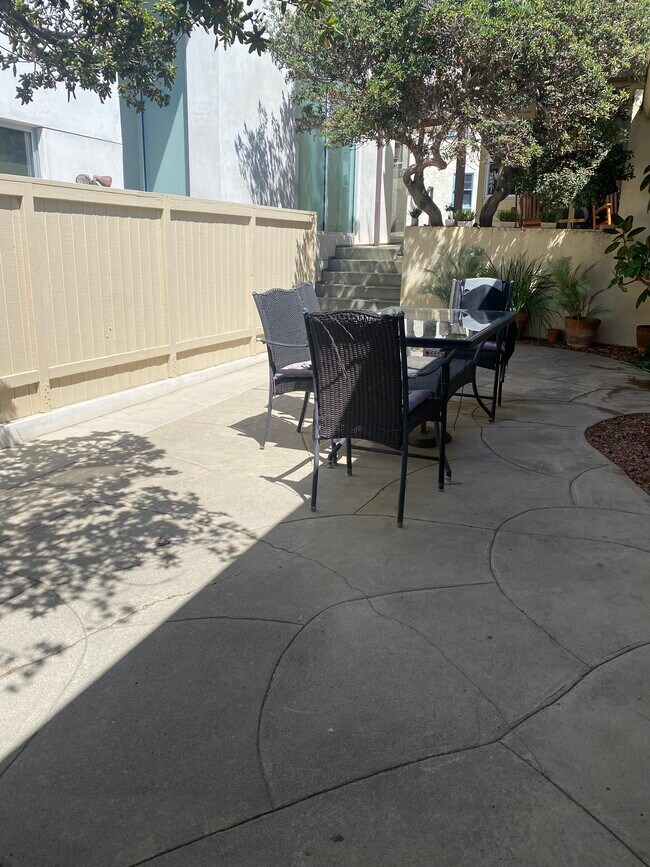 shared patio - 2204 Manhattan Ave