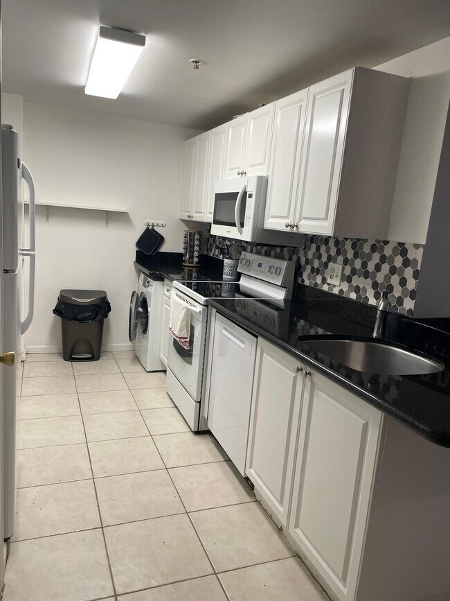 Building Photo - 2060 Greenview Shores Blvd