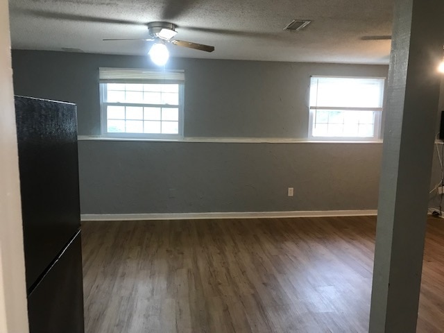 Living Room with 2 windows - 3334 Pickwick Ln