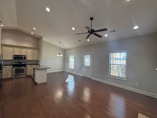 Foto del edificio - Coming Soon! Stunning 3 bedroom/2 Bath Home in Gray, $2200