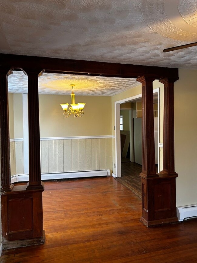 Building Photo - Welcome To This Charming 3-Bedroom, 1-Bathroom Home Located in the Heart of Carbondale, PA.