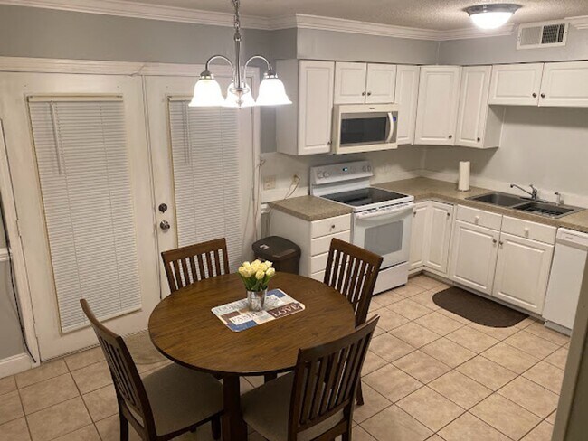 Foto del edificio - West Florence FURNISHED CONDO 2201 W. Jody...