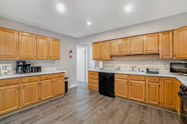 Foto del edificio - 570 E Higgins Rd