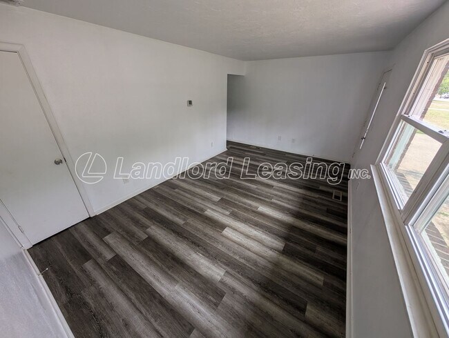 Building Photo - Well-Maintained 3-Bedroom Townhouse in Lorain