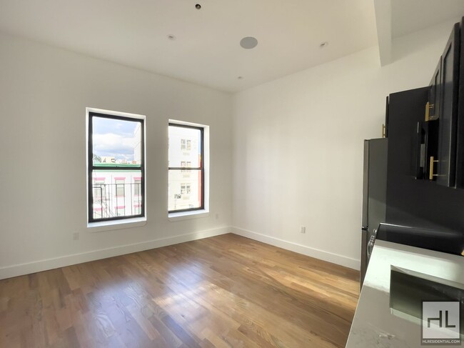 Building Photo - South Williamsburg / No Fee / Spacious 3-B...