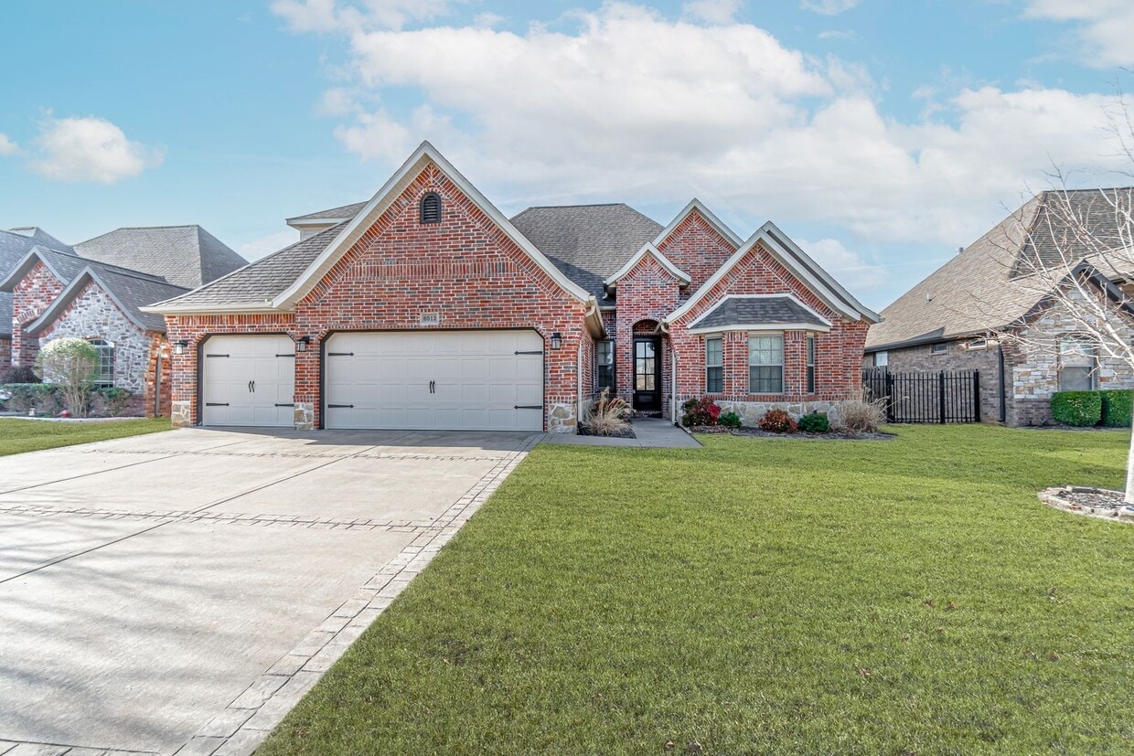 Brick Home in Rogers! - Brick Home in Rogers!