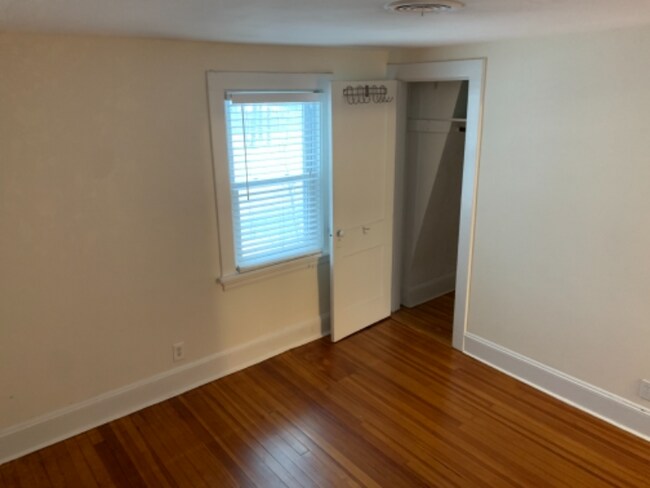 Foto del edificio - 84 Woodbury Rd