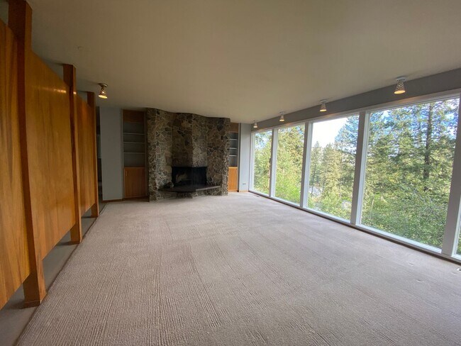 Foto del edificio - Unique View Property 3 bed, 3 bath located...