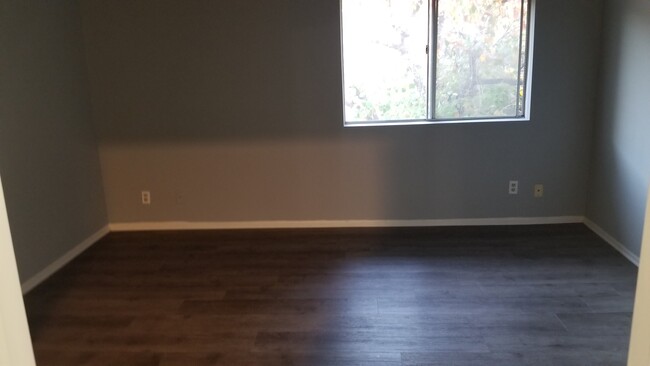 Building Photo - 10636 Woodley Ave
