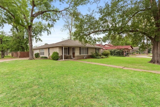 Building Photo - 2122 Althea Dr