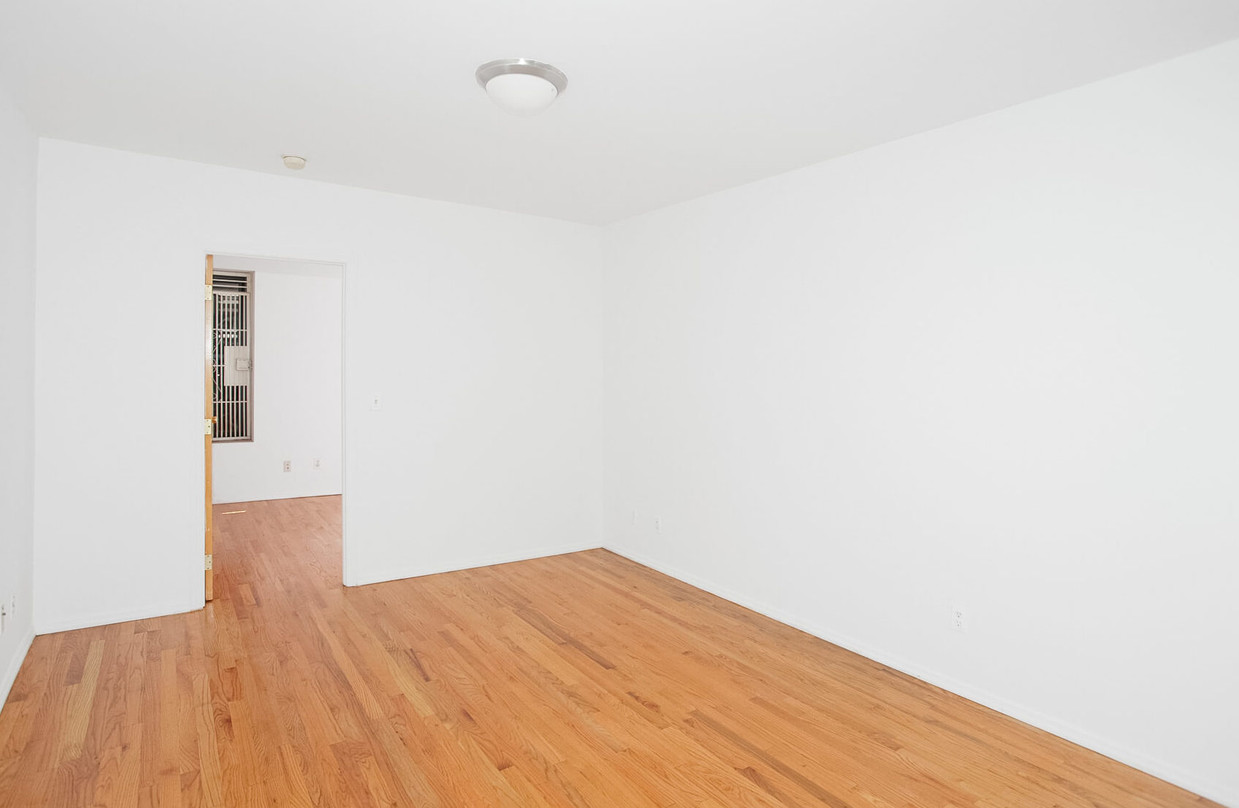 Foto principal - 215 E 88th St