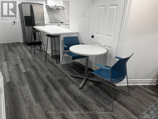 Building Photo - 44 Isabella St