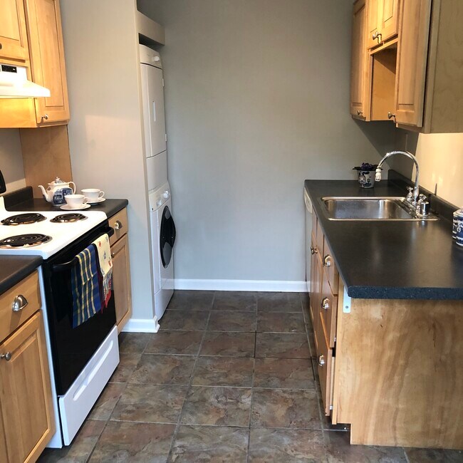 Kitchen - 102 Forest Ct