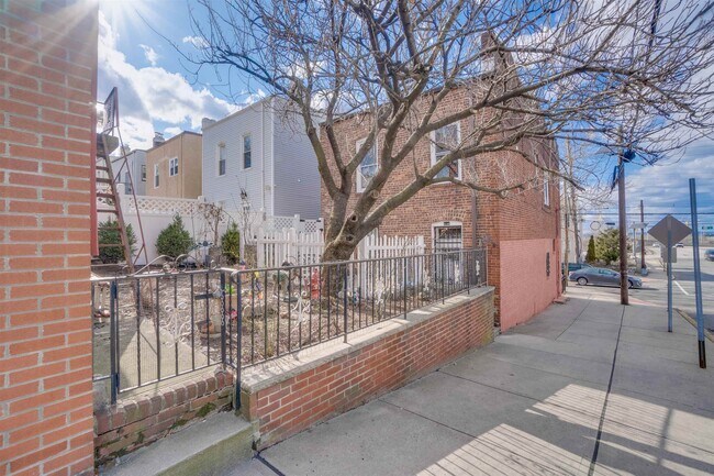 Foto del edificio - 678 LIBERTY Ave