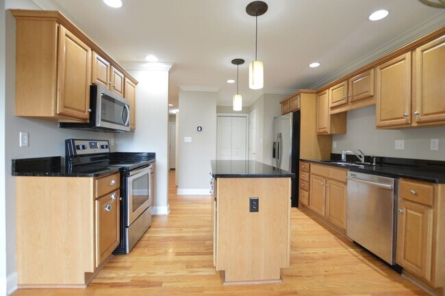 Foto del edificio - Premium End Unit Home!