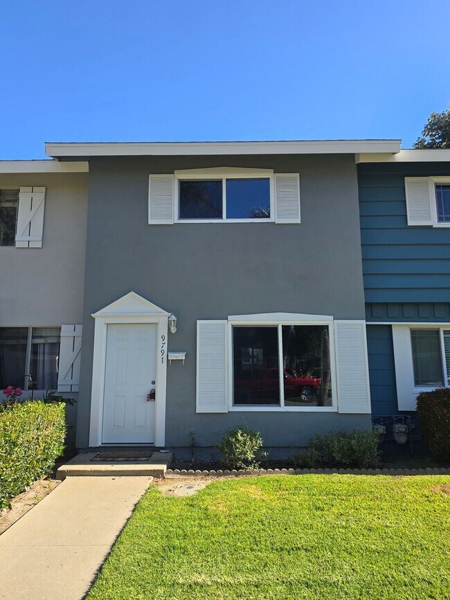 Foto del edificio - Village Town Homes: Remodeled 2 Bedroom 1....