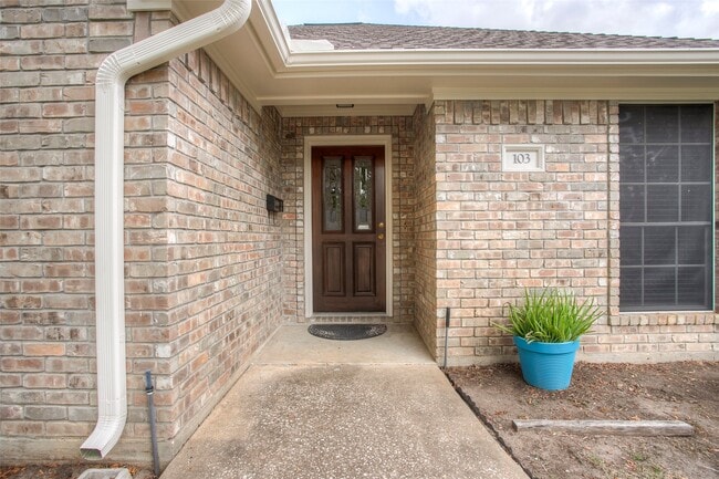 Building Photo - 103 Brittany Ln