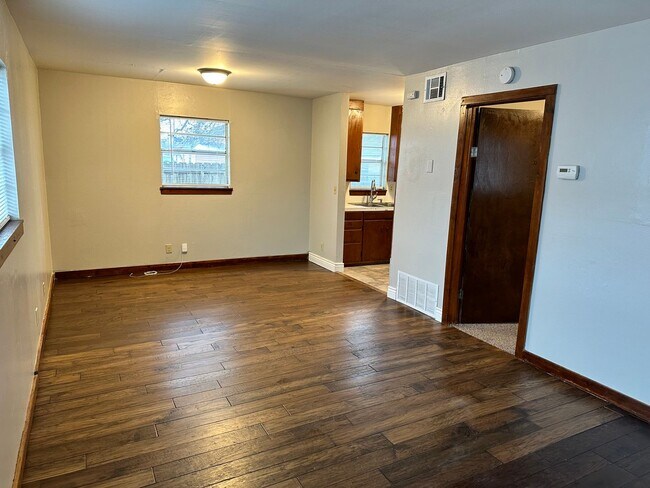 Building Photo - 1 bed 1 bath duplex in Lexington