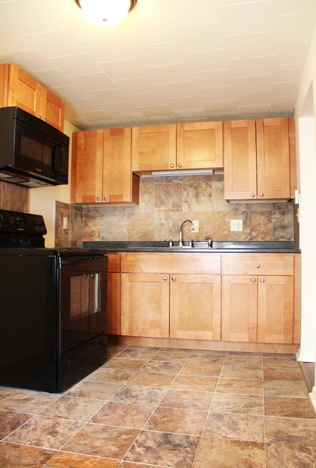 Building Photo - 365 St Paul St