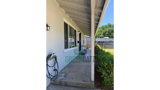 Building Photo - WELCOME HOME to this Charming 2 Bedroom, 1...