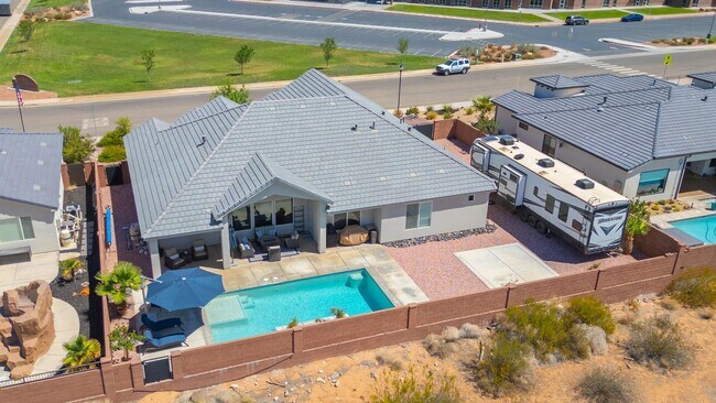 Foto del edificio - Stunning 5 Bed, 3 Bath Home with a 3 Car Garage