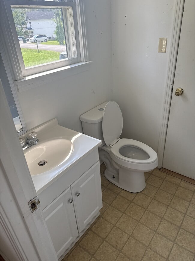 Building Photo - 128B Batey Cir