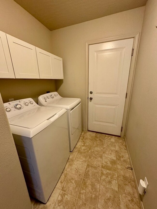 Building Photo - 3 Bed, 2 Bath Post Falls Home with Large G...