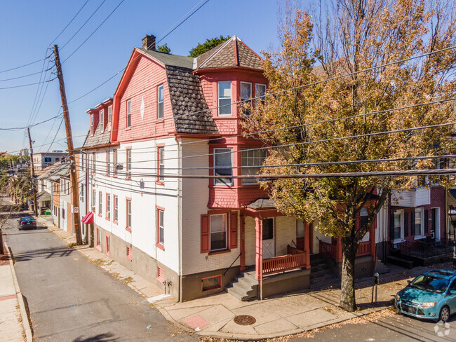 Building Photo - 629 N New St