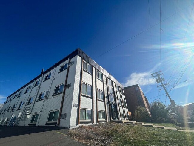 Foto del edificio - 1400 N Moline St
