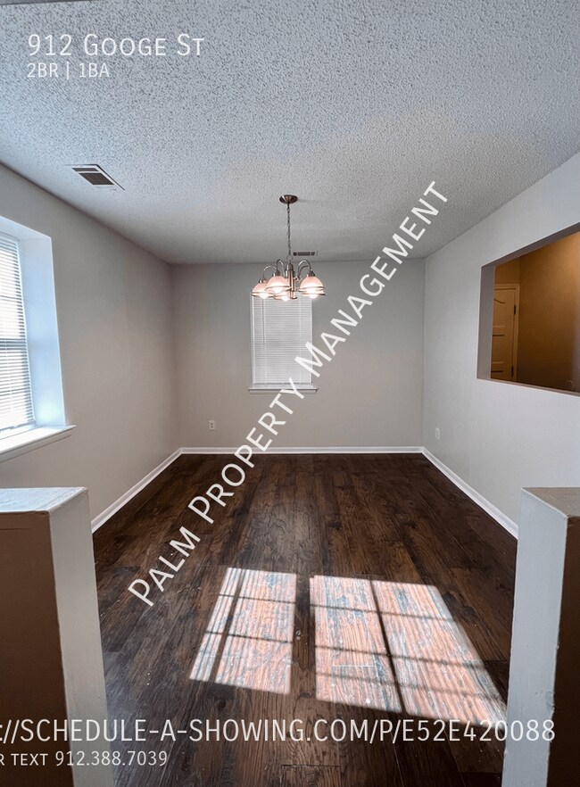 Building Photo - Adorable Recently Updated, spacious 2 bedr...
