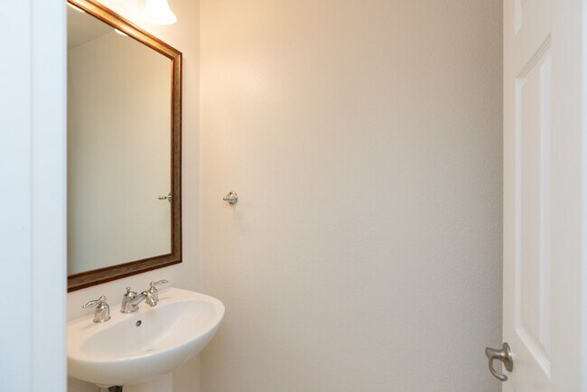 Foto del edificio - 2656 Escala Cir