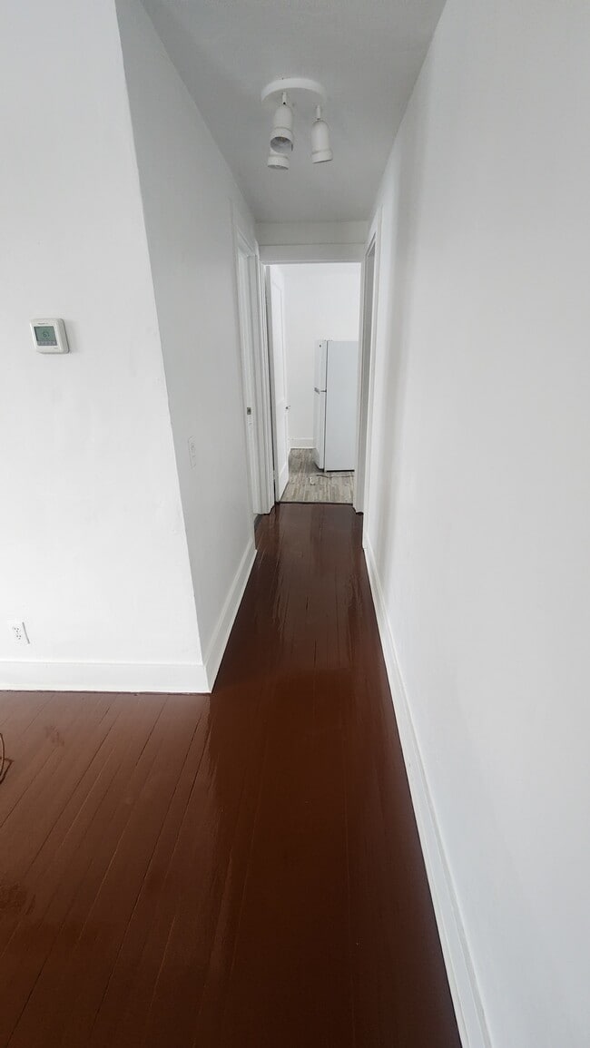 Building Photo - 33 Day St