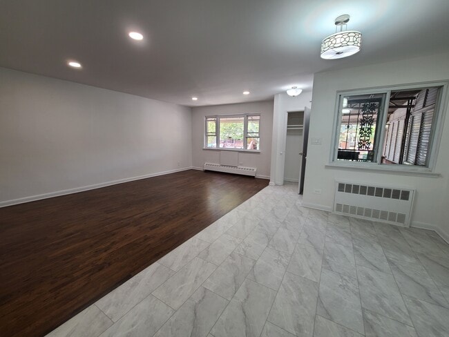 Building Photo - 917 E 58th St
