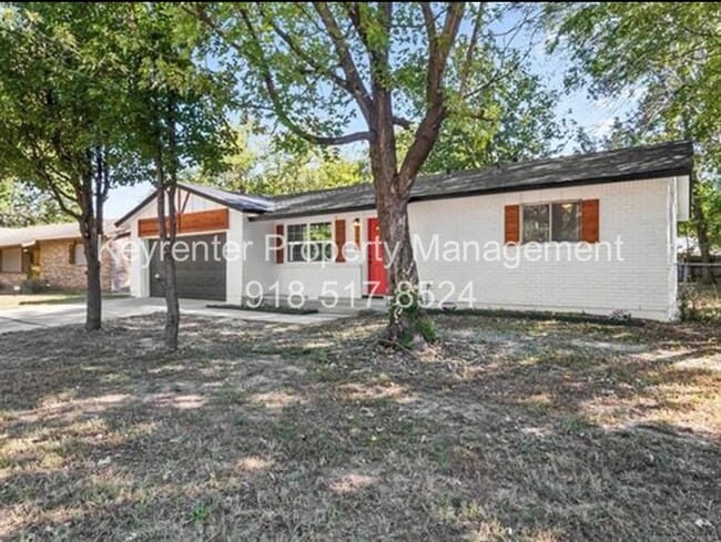 Building Photo - Beautiful Renovated 3 Bedroom Ready Late May