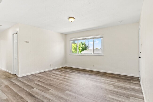 Foto del edificio - 8330 Birch St