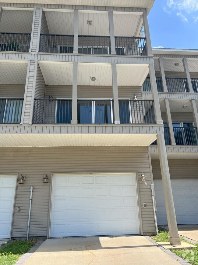 Building Photo - 1147 N Bayshore Dr