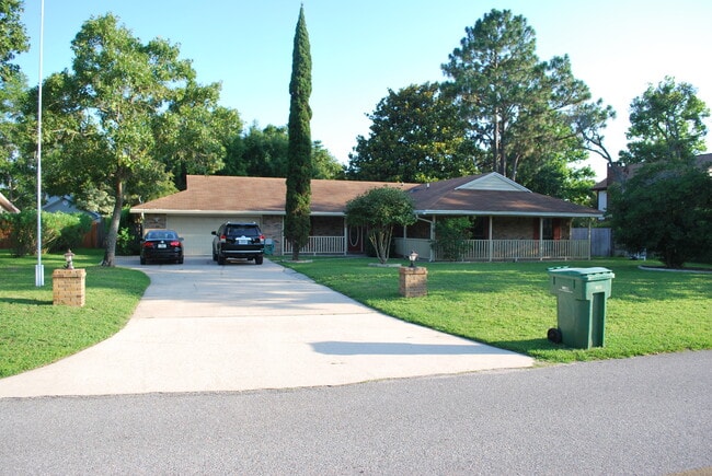 Building Photo - 123 Raintree Blvd