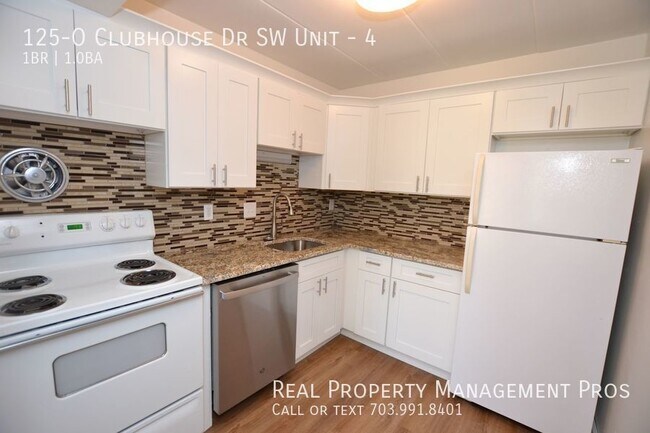 Building Photo - 125-O Clubhouse Dr SW Unit-4