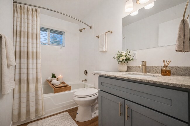 Building Photo - Royal Court Apartments