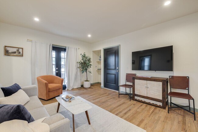 Foto del edificio - Welcome to this charmingly updated 2 Bedroom 1 Bathroom Bungalow Located in the Historic Jefferso...