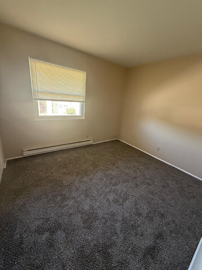Foto del edificio - Spacious 3-Bedroom Apartment in Hazelwood!